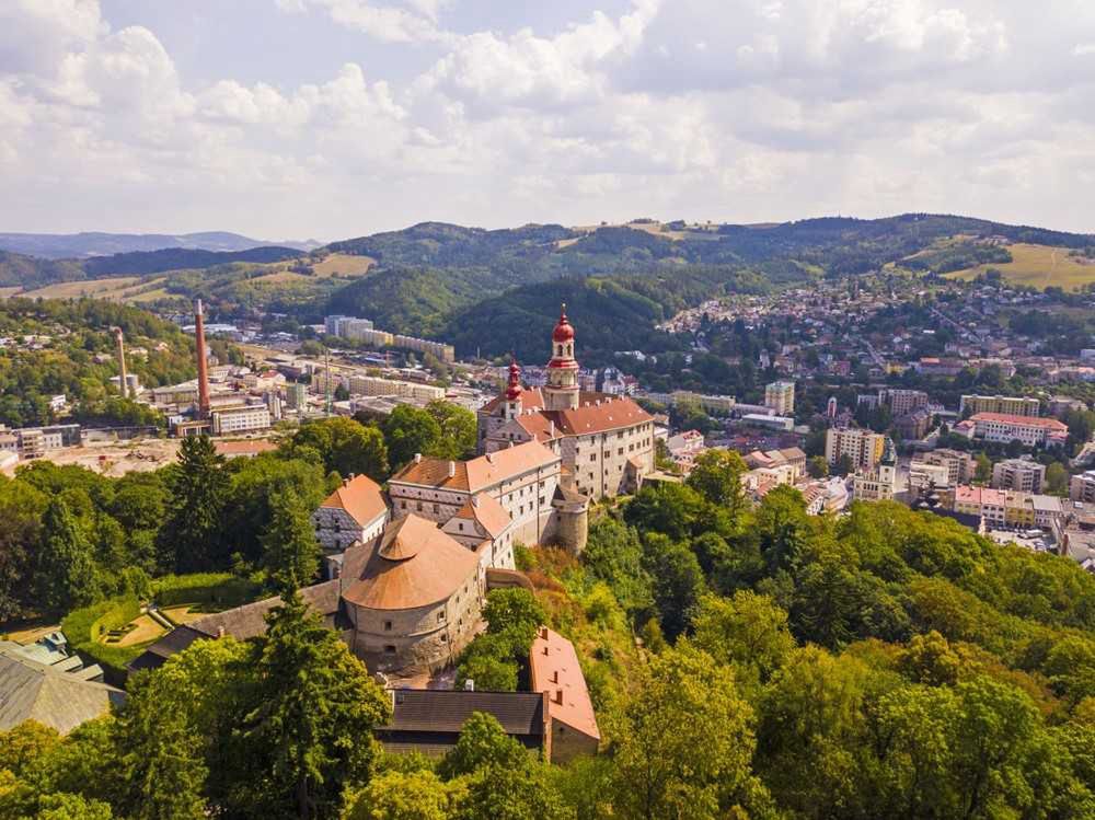 Pałac, a właściwie zamek w Nachodzie widać niemal od momentu, gdy przekroczymy polsko-czeską granicę