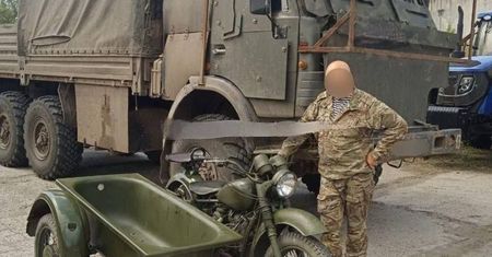 Sprzętu pancernego brak. Rosjanie wykorzystują motocykle i wanny