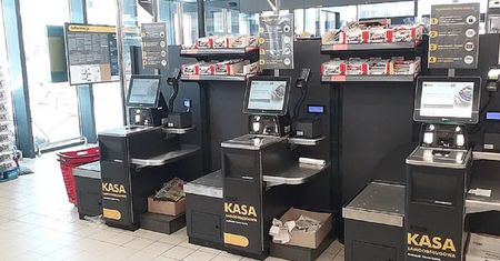 Udawał, że kupuje jabłka. Przekręt na kasie w sklepie