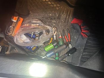 Białystok: Wyglądało, jakby po prostu grzebał pod maską, ale policjanci zauważyli wybitą szybę. Mężczyzna rzucił się do ucieczki