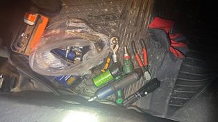 Białystok: Wyglądało, jakby po prostu grzebał pod maską, ale policjanci zauważyli wybitą szybę. Mężczyzna rzucił się do ucieczki