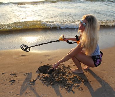 Wykrywacz metali na plaży. Czy to legalne?