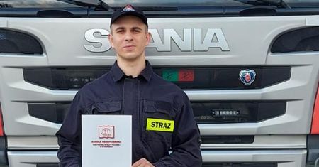 Dziecko nie oddychało. Przerażony ojciec zaniósł je na rękach do jednostki