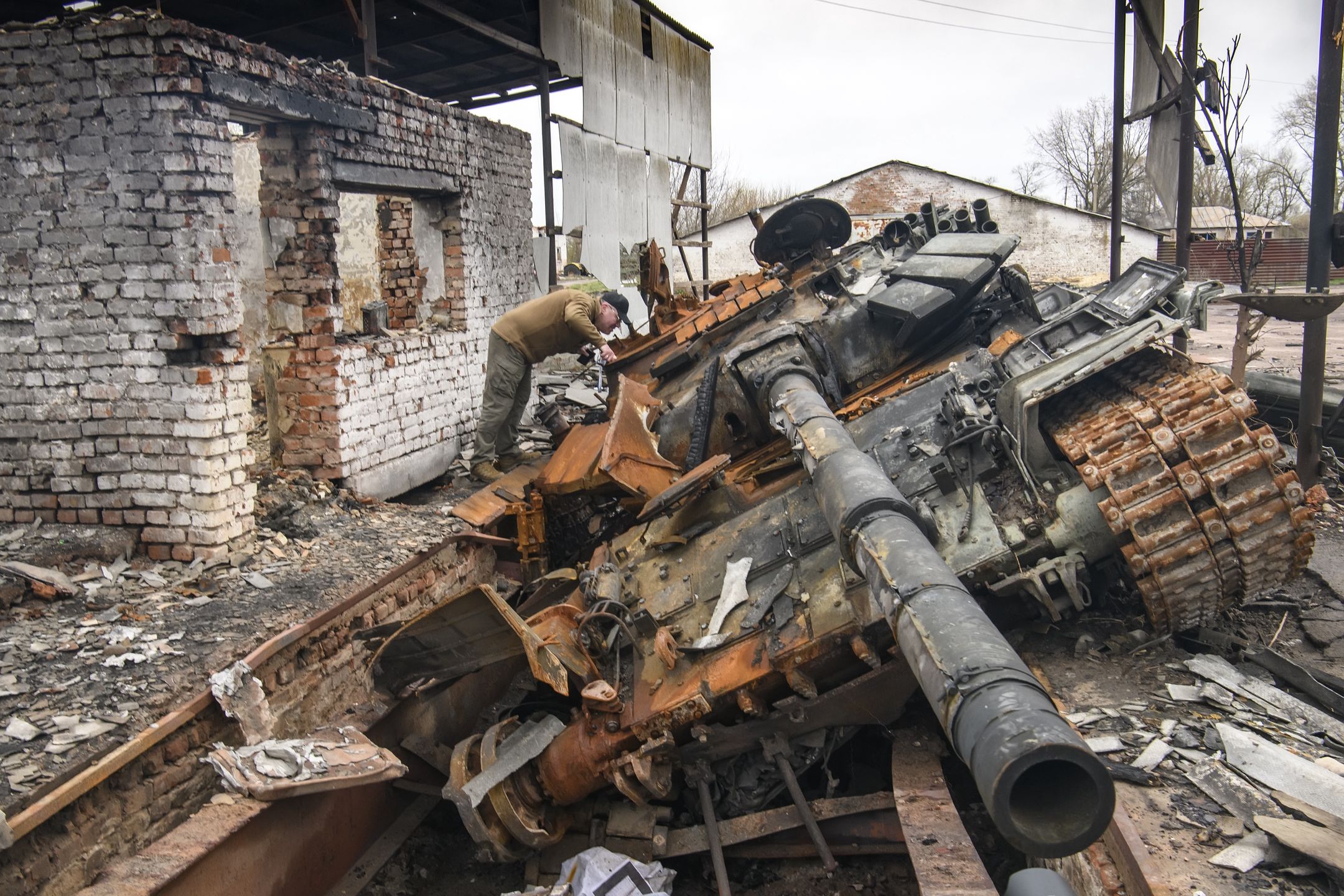 A man looks at russian T-72 tank destroyed during Russia's invasion to Uktaine, Ivanivka village, Chernihiv area, Ukraine, 20 April 2022 (Photo by Maxym Marusenko/NurPhoto via Getty Images)