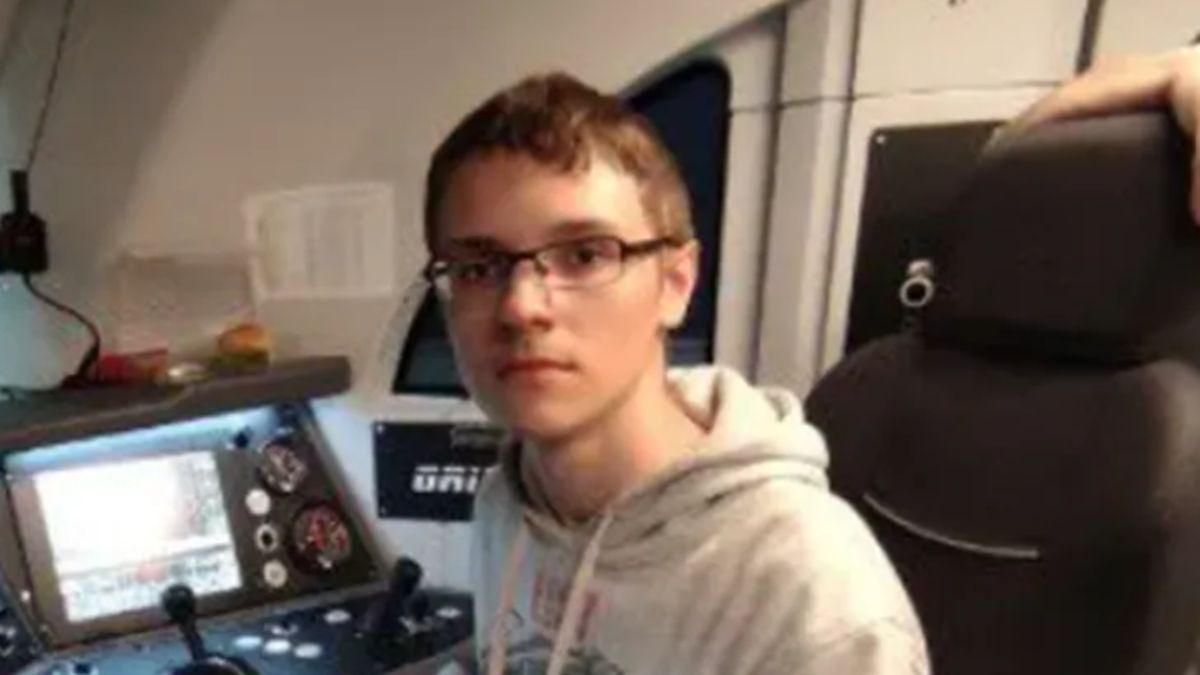 Dominik jest miłośnikiem kolei.