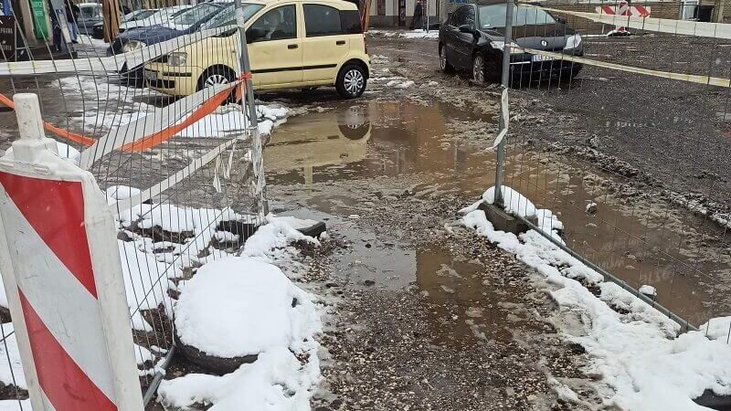 Błoto i kałuże na tymczasowym przejściu w rejonie budowy dworca metropolitalnego