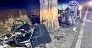 Bojszowy: Rozpędzone audi wbiło się w drzewo. Pomimo walki ratowników, życia kierowcy nie udało się uratować