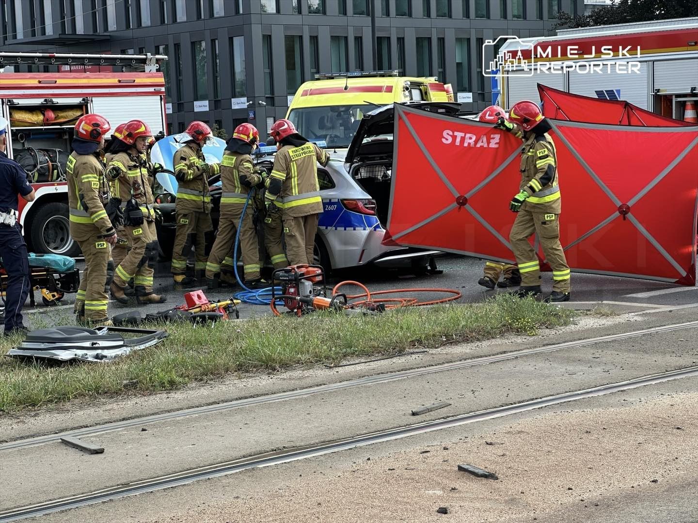 wiadomości,aktualności,WP Wiadomości Wypadek z udziałem radiowozu. Policjant był zakleszczony w pojeździe