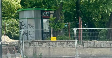Toaleta automatyczna przy przystanku autobusowym wyłączona z użytku. Pasażerowie muszą szukać alternatywy