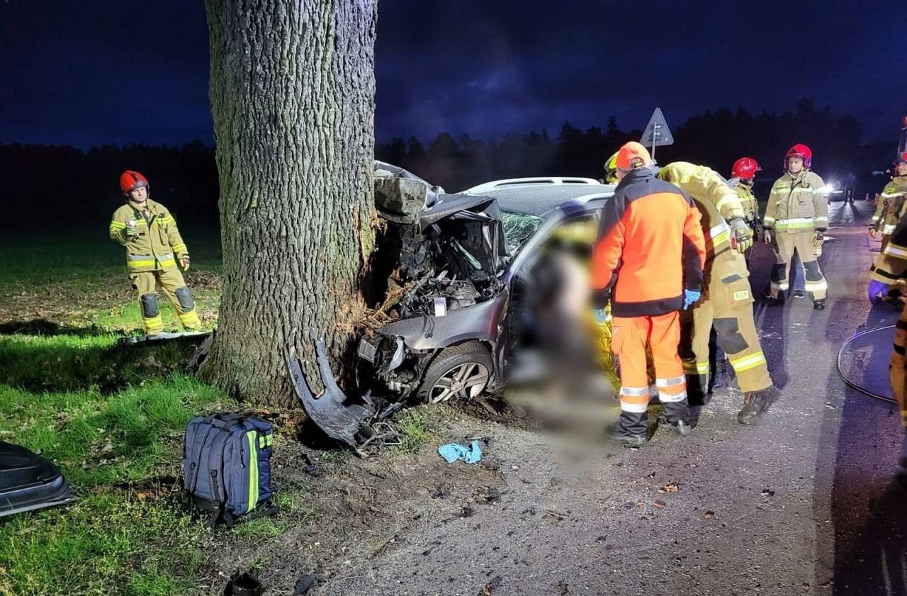 Mazda uderzyła w drzewo. Nie żyje jedna osoba