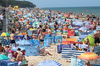 Początek wakacji 2025 w Sarbinowie. Nad morze przyjechały tłumy turystów