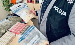 Wieźli je na tylnym siedzeniu auta. Policja przejęła narkotyki za 550 tys. zł