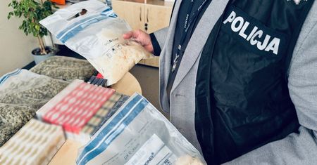 Wieźli je na tylnym siedzeniu auta. Policja przejęła narkotyki za 550 tys. zł