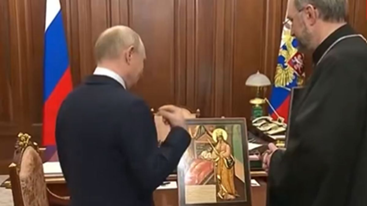 Putin otrzymał prezent od archiprezbitera.
