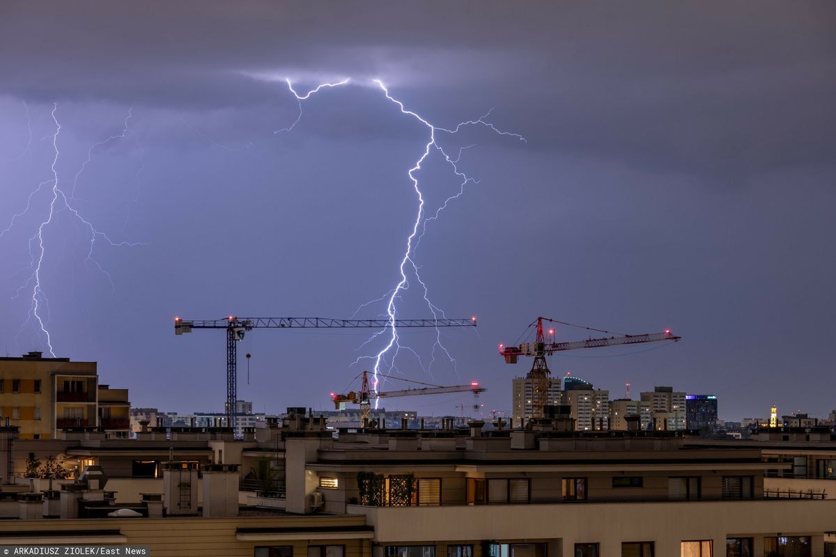  Nocna burza nad osiedlem mieszkaniowym