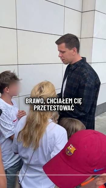 Wojciech Szczęsny rozmawia z dziećmi