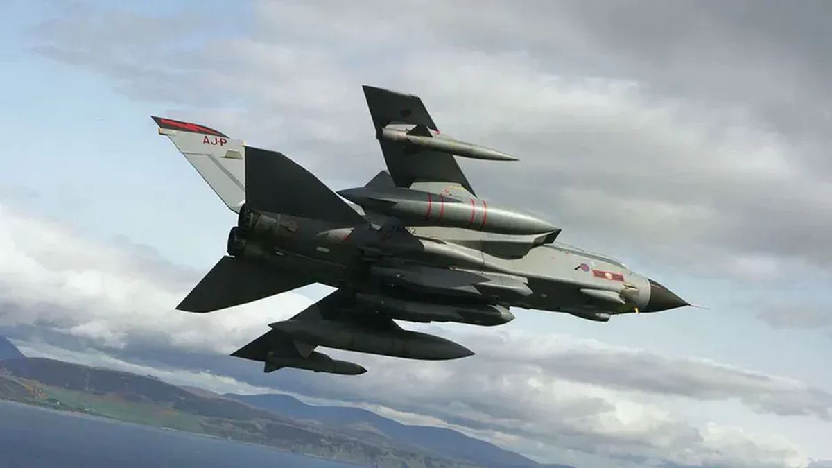 Myśliwiec z pociskami Storm Shadow, zdjęcie poglądowe