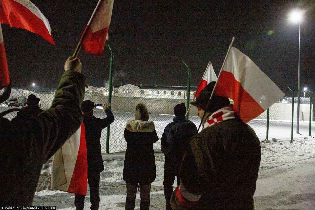 Protest przed Zakładem Karnym w Przytułach Starych. W tle widać okno celi Macieja Wąsika