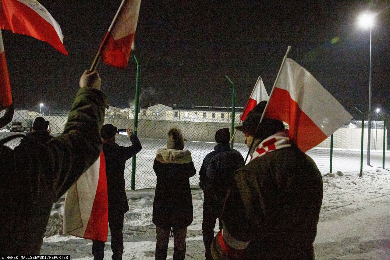 Protest przed Zakładem Karnym w Przytułach Starych. W tle widać okno celi Macieja Wąsika