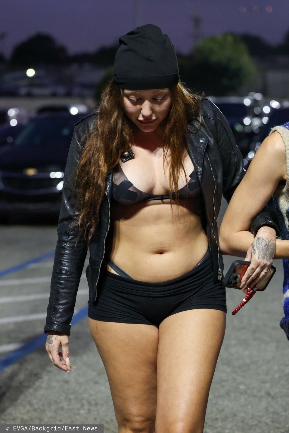 Odważnie ubrana Noah Cyrus w drodze na koncert