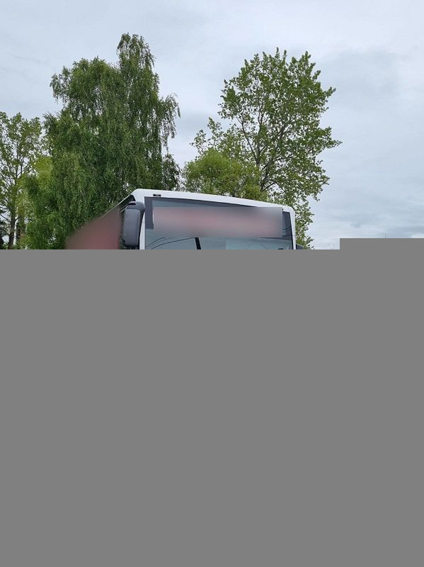 Pijany dowiózł autobusem dzieci do szkoły. Kolejne miał przewieźć na wycieczkę. Uniemożliwili mu to policjanci