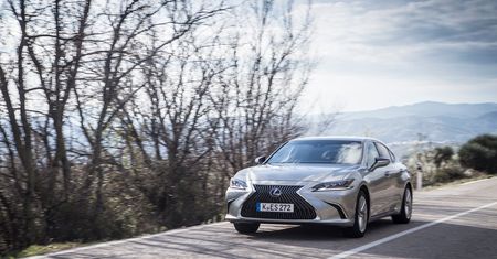 Lexus ES300h: sprawdzamy, czy limuzyna stworzona z myślą o USA ma sens w Europie