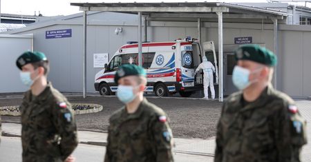 Raport zakażeń. Tej Wielkanocy przez COVID-19 pożegnają bliskich...