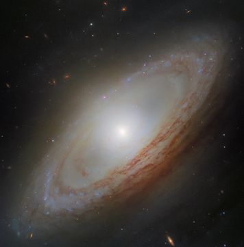 NGC 4698 pod lupą Hubble’a. Spiralna galaktyka z "przekręconym" jądrem