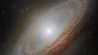 NGC 4698 pod lupą Hubble’a. Spiralna galaktyka z "przekręconym" jądrem