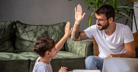 Jak budować relacje z dzieckiem? Sposoby na budowanie silnej więzi emocjonalnej z dzieckiem