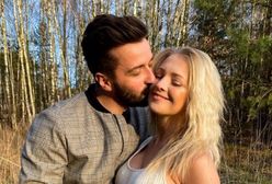 Kurdej-Szatan pozuje między drzewami w staniku. Chwali się ciążową sesją