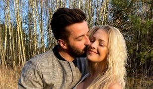 Kurdej-Szatan pozuje między drzewami w staniku. Chwali się ciążową sesją