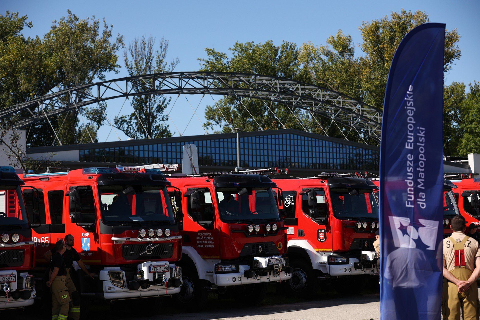 Kilkadziesiąt jednostek OSP z całej Małopolski otrzymało fabrycznie nowe samochody ratowniczo-gaśnicze. Pojazdy zakupiono z pomocą unijną, w ramach programu &#34;Bezpieczna Małopolska&#34;