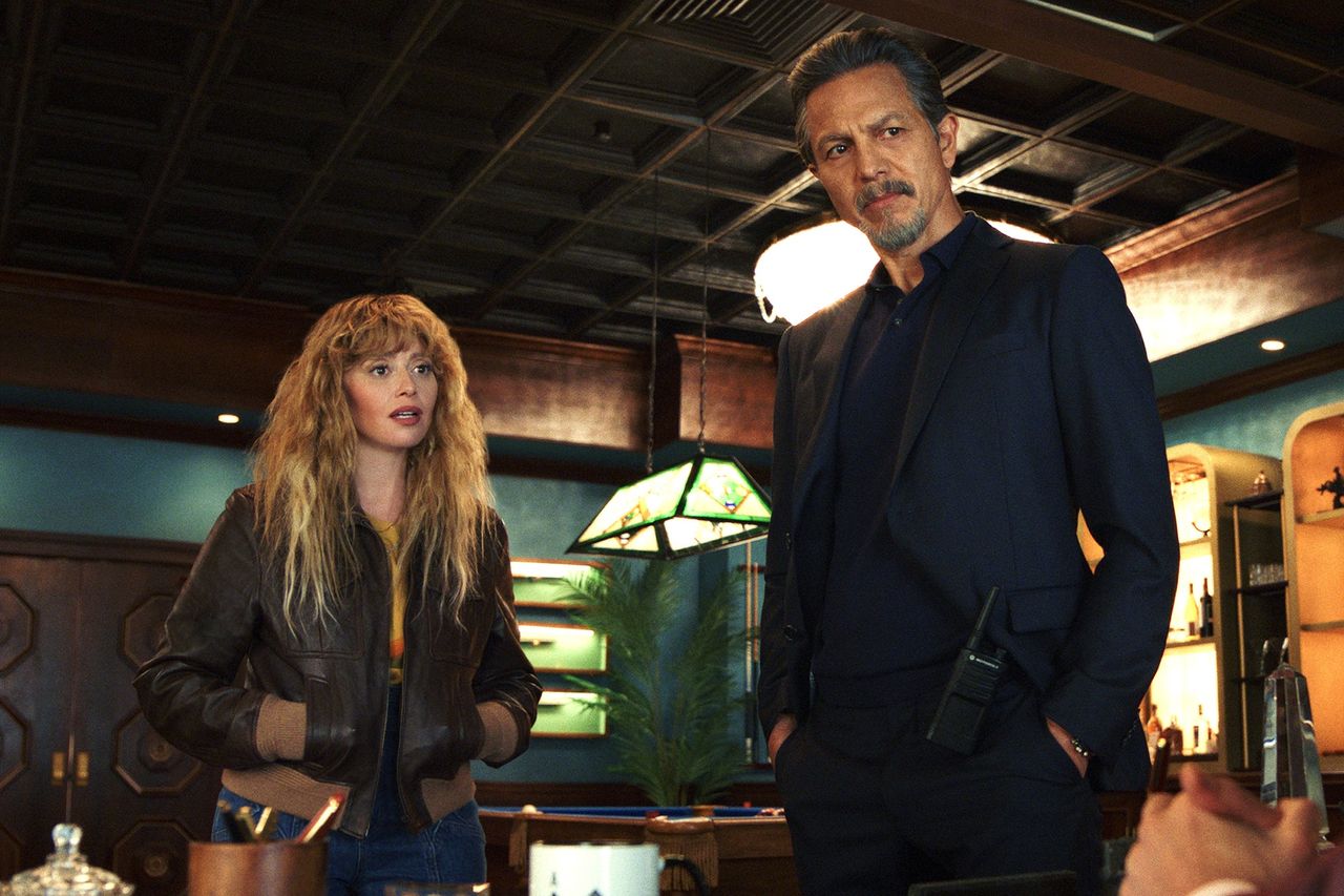 Natasha Lyonne jako Charlie Cale i Benjamin Bratt jako Cliff Legrand 