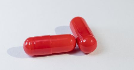 "Rewolucja w kapsułce. Lekarze testują "tabletki z kału" w walce z superbakteriami"