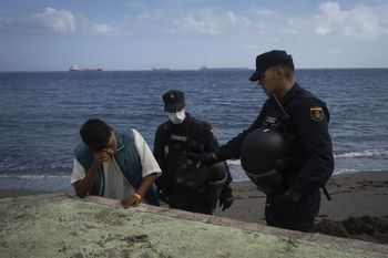 Akcja przenoszenia migrantów w Ceucie. Służby użyły gumowych kul