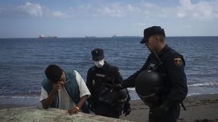 Akcja przenoszenia migrantów w Ceucie. Służby użyły gumowych kul