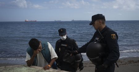 Akcja przenoszenia migrantów w Ceucie. Służby użyły gumowych kul