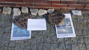 "Akcja nie jest skierowana przeciw Kościołowi, tylko dla kościoła". Protest pod kurią w Poznaniu
