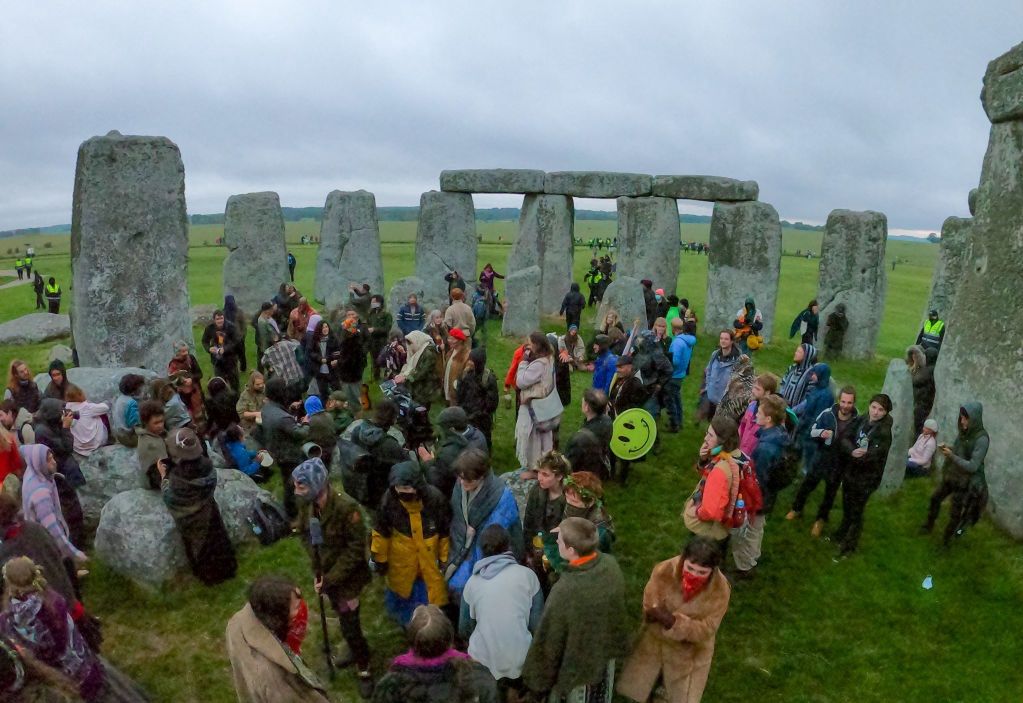 Letnie przesilenie w Stonehenge. Tłum świętował mimo obostrzeń