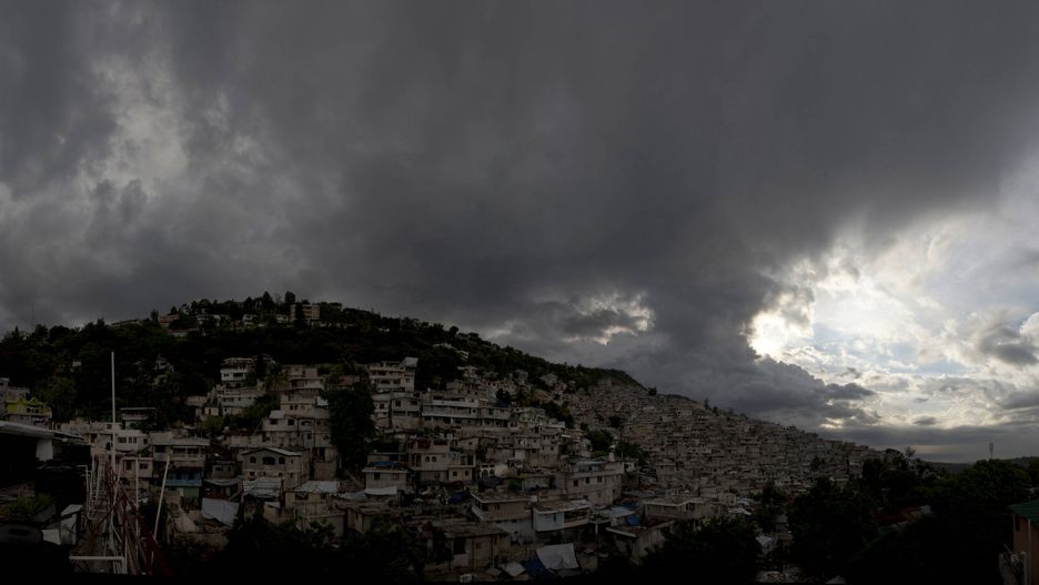 Tropical storm 'Emily' weakening  near Haiti
A picture dated August 4, 2011 shows tropical storm 'Emily' arriving to  Port au Prince,  Haiti. Tropical storm 'Emily' decreased  the strength of its sustained winds at 65 miles per hour, nearly to impact on the territory of Haiti, said the National Hurricane Center (NHC). Photo: Rafael Sanchez Fabres/dpa
Dostawca: PAP/DPA.
105239+0000
Katastrophen, Ungl�cke, .Dis, .Disaster, .Haiti, .Tropical Storm, .Port Au Prince, .Winds, .Emily