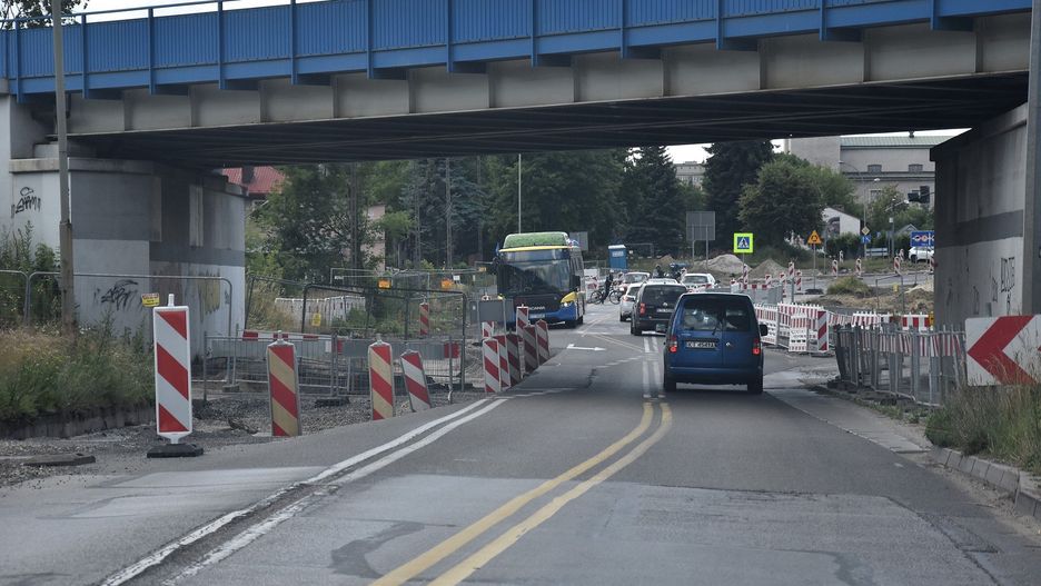 Ulica Lwowska w Tarnowie została rozkopana, zwłaszcza w rejonie wiaduktu kolejowego oraz wprowadzono nową organizację ruchu w tym miejscu. Remont się przeciągnie a to oznacza, że utrudnienia dla kierowców potrwają dłużej