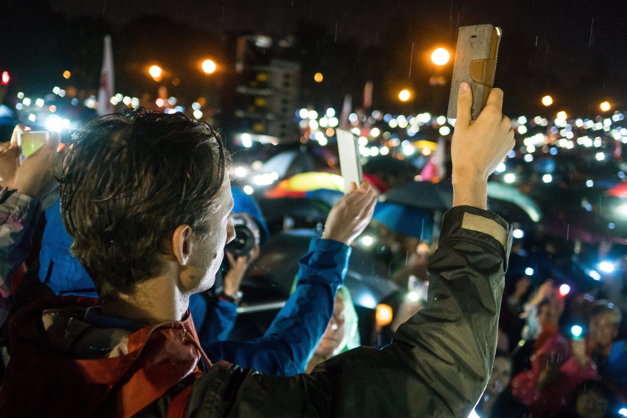 Franek Sterczewski podczas demonstracji pt. "Łańcuch Światła". Poznań, Park Kasprowicza, lipiec 2017. 