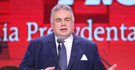 Nie wszyscy zrezygnowali. Te firmy reklamują się w TV Republika