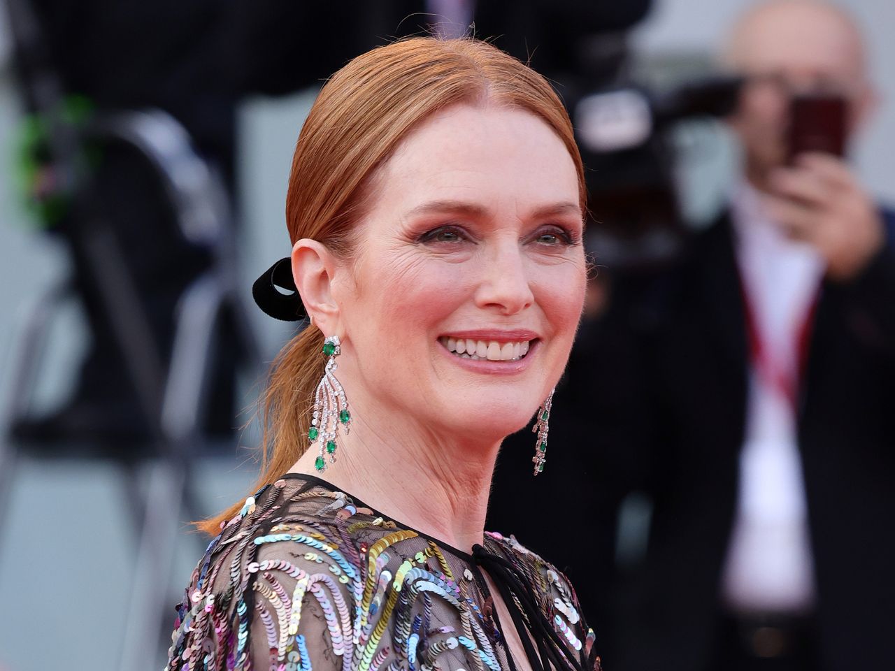 Julianne Moore na czerwonym dywanie w Wenecji. Pokazała się w cekinowej pelerynie