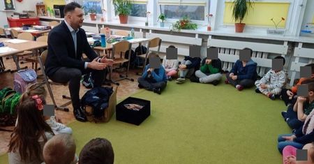 Łukasz Mejza gościem na lekcji pierwszoklasistów. Rodzicie nie kryją oburzenia
