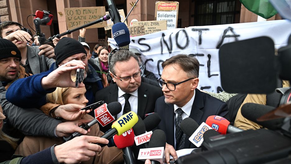 Warszawa, 05.04.2024. Rzecznik MSZ Paweł Wroński (P) i wiceminister spraw zagranicznych Andrzej Szejna (L) podczas wypowiedzi dla mediów przed siedzibą MSZ w Warszawie, 5 bm. Ambasador Izraela Jakow Liwne został wezwany do MSZ. Siedmioro wolontariuszy organizacji humanitarnej World Central Kitchen, w tym Polak, zginęło w Strefie Gazy; organizacja podała, że zostali ostrzelani przez izraelską armię. Do wydarzenia doszło podczas dostarczania przez pracowników pomocy żywnościowej, która przybyła do Strefy Gazy kilka godzin wcześniej statkiem z Cypru. (aldg) PAP/Radek Pietruszka***Zdjęcie do depeszy PAP pt. Szejna: ambasador Izraela wezwany do MSZ na piątek na godz. 10***