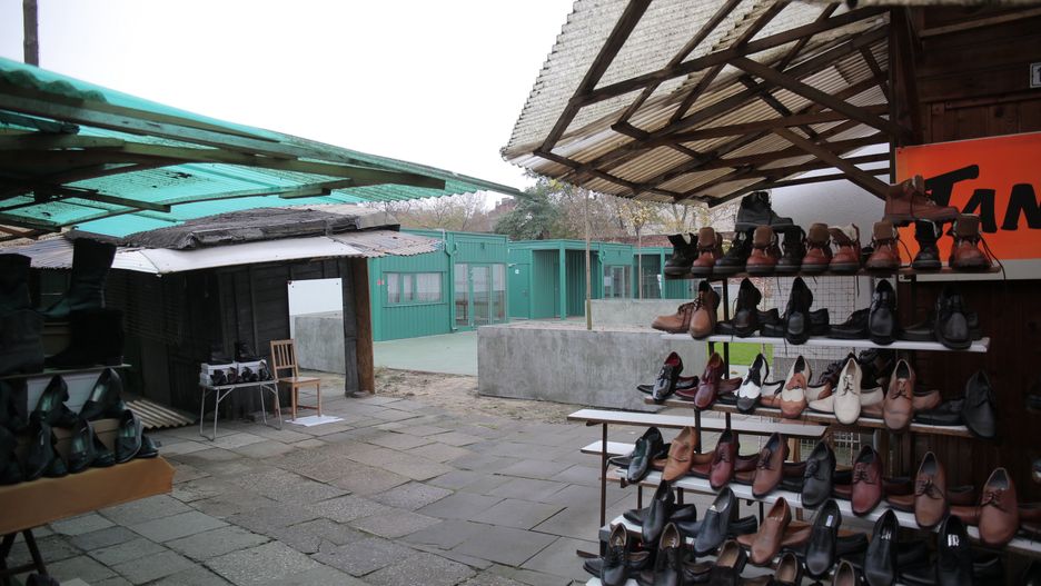 Pierwsi kupcy na bazarze R�zyckiego w Warszawie
02.11.2020 Warszawa , Targowa 54 , Bazar Rozyckiego . Po remoncie na bazarze w nowych punktach, pojawili sie pierwsi kupcy .
Fot. Maciek Jazwiecki / Agencja Wyborcza.pl
Fot. Maciek Jazwiecki / Agencja Wyborcza.pl
targowisko, targ, handel, sprzedaz, stragan, /FR/