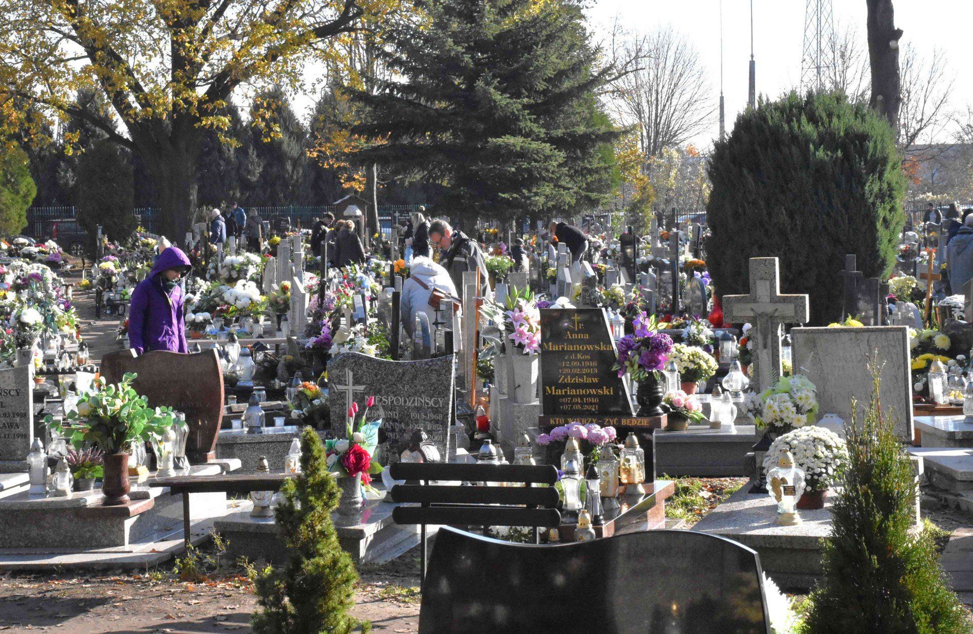 Wszystkich Świętych 2025 na cmentarzach w Inowrocławiu i regionie