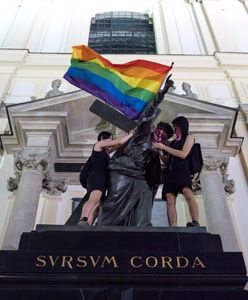 Warszawa. Tęczowe flagi na pomnikach. Są zarzuty dla aktywistek